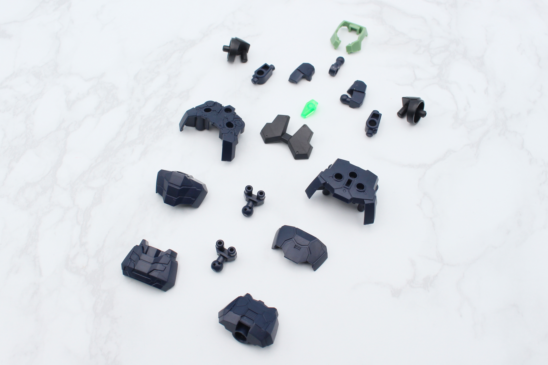 胴体の組み立て。エレメントコアはクリアグリーンの“風”属性