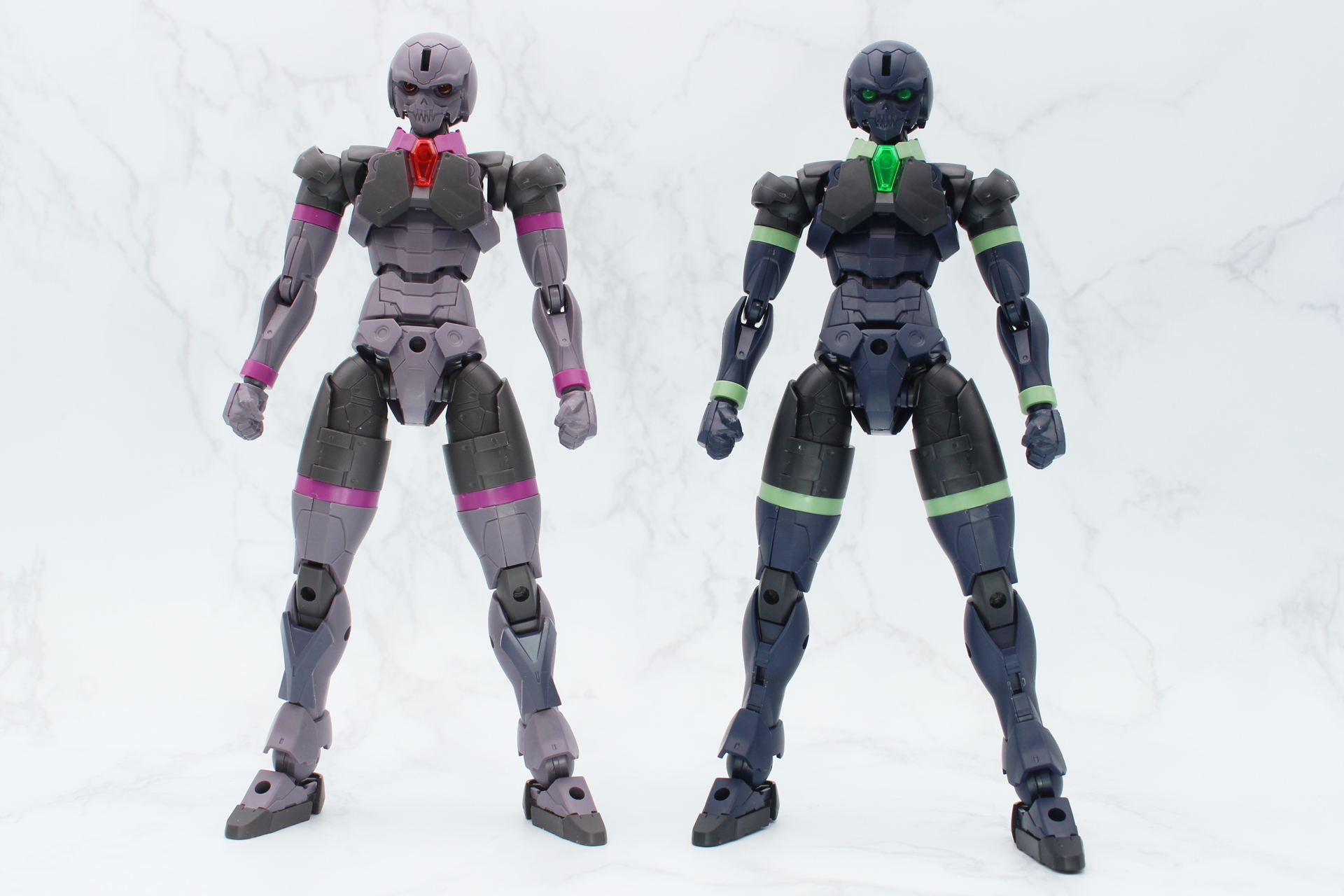 左はローザンプリーストのシルエット。形は同じだがイメージがかなり変わる