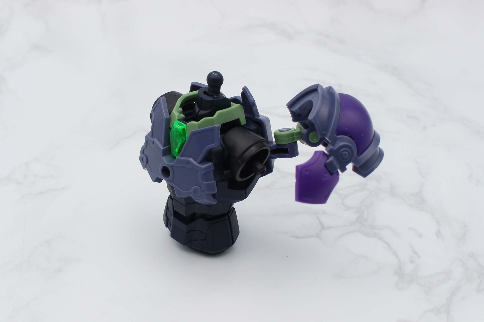 背中のジョイントにアーマーを取り付ける
