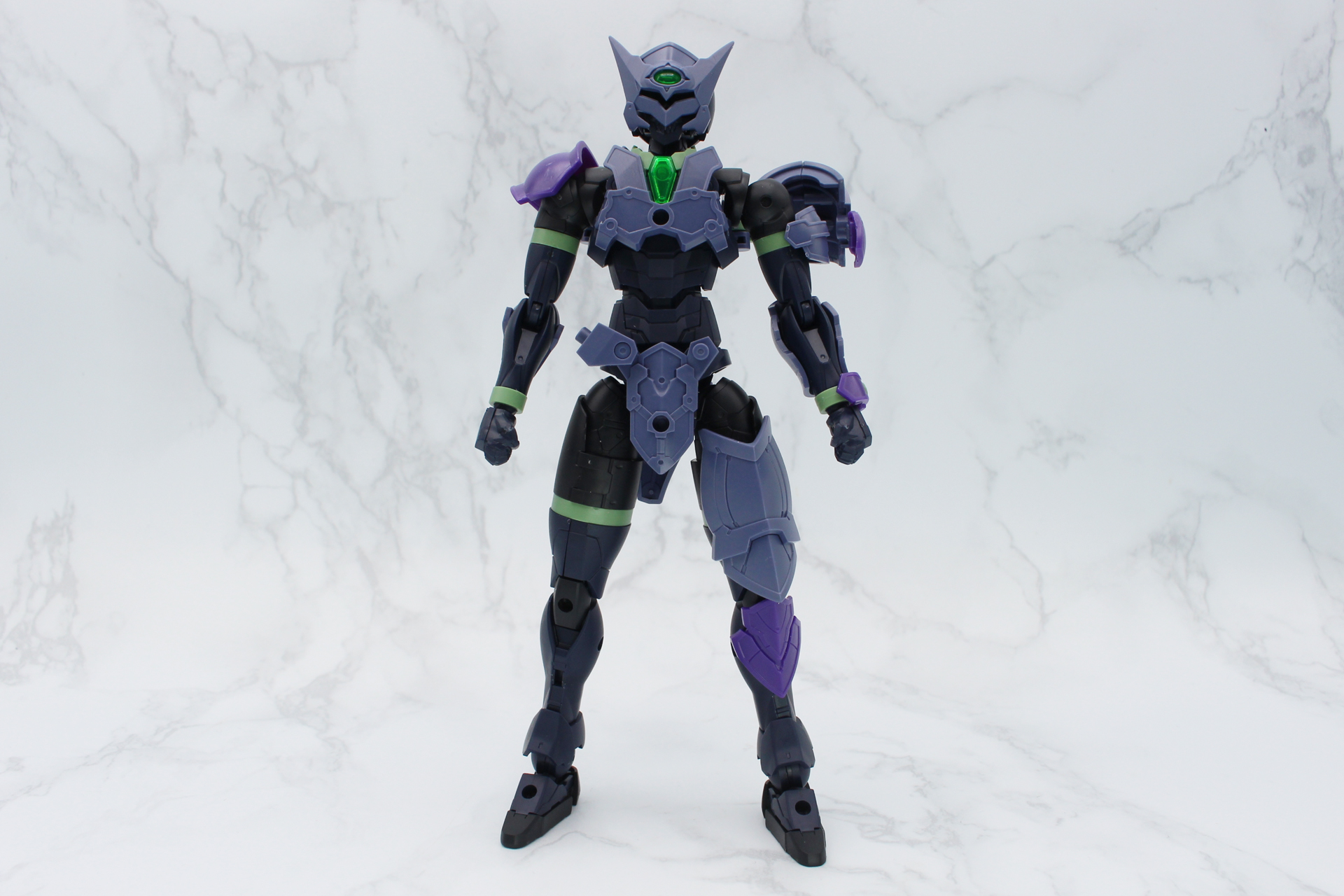 全身を組み立てたら、腰のジョイントにアーマーを取り付ける