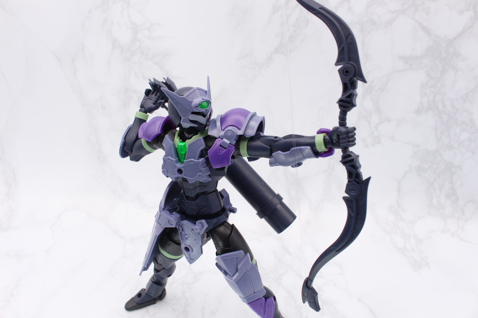 素体となるシルエットの可動範囲が広く、アーマーや矢筒も可動するので、弓を使うときのポーズも自在だ