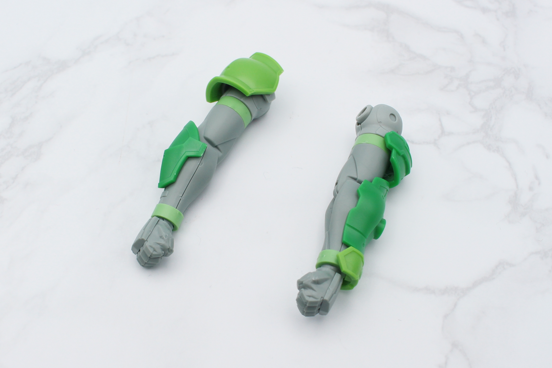 腕部、脚部にそれぞれアーマーを取り付け