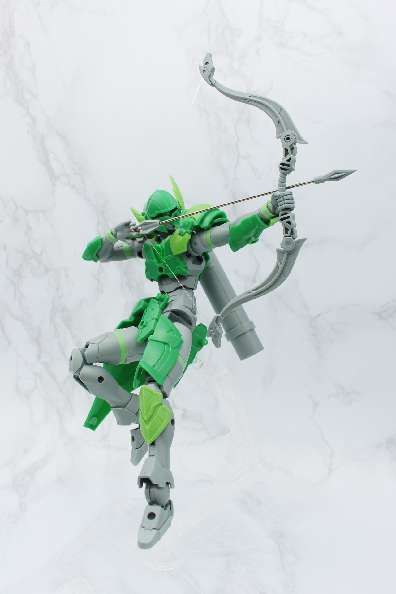アクションベースがあるとさらに画になるポーズが取れる。重量があるので、1月に発売された強度重視の「アクションベース7」がオススメ