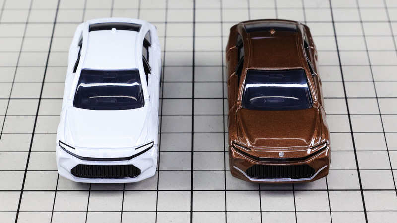 フロント：ハンマーヘッドデザインを取り入れている