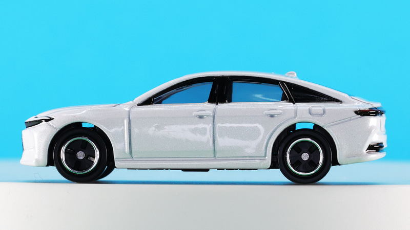 伸びやかなルーフラインのシルエット