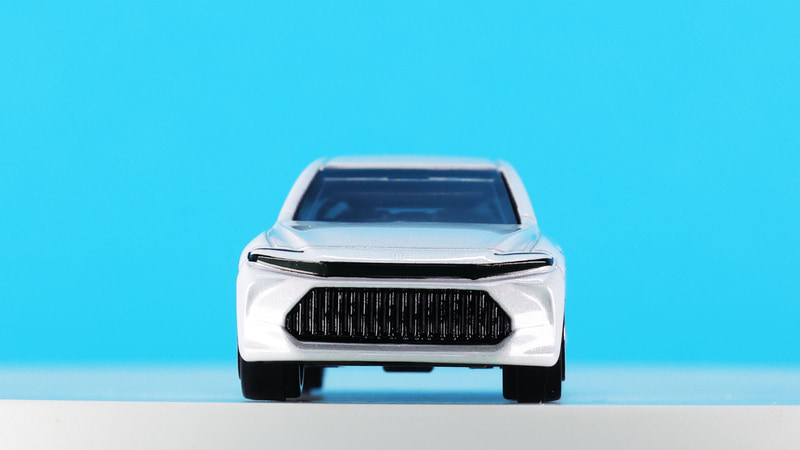 正面の低いアングルから見ると大口径のグリルが強調されます