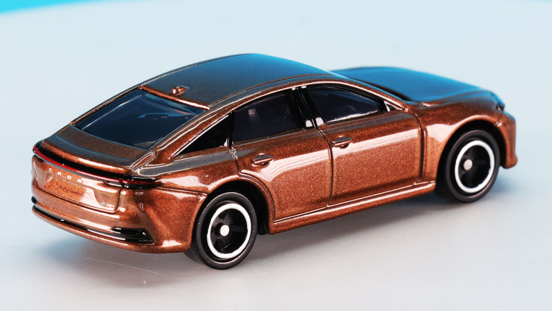 光の反射でボディのキャラクターラインを見ることができ、クルマの実直な性格まで見えてくるようです