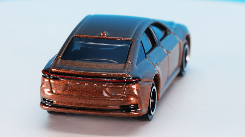 フロントグリル下部等に配置されるメッキモールで若々しさも表現します