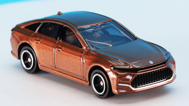 フロントグリル下部等に配置されるメッキモールで若々しさも表現します