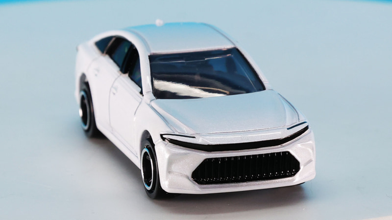 ホワイトカラーはハンマーヘッドデザインのフロントを強調します