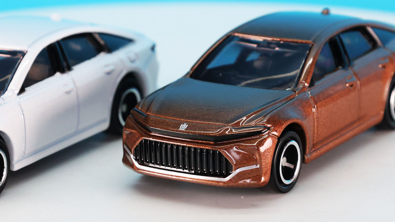 フロントにはクラウンのエンブレムをプリント