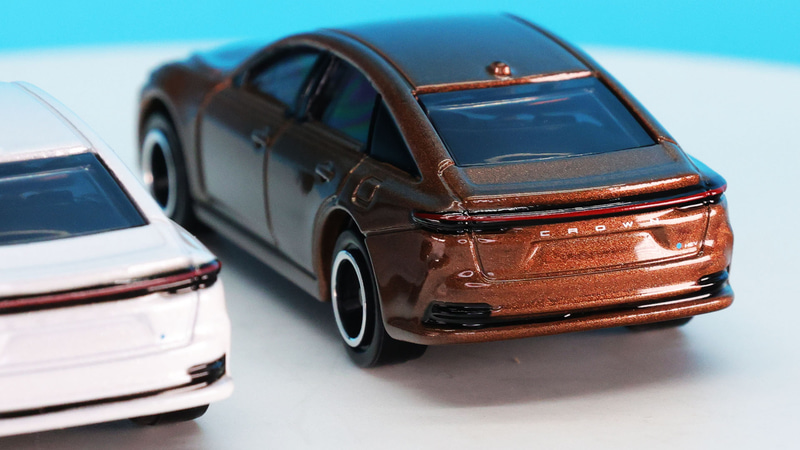 リアにはCROWNとHEVのロゴをプリントしています