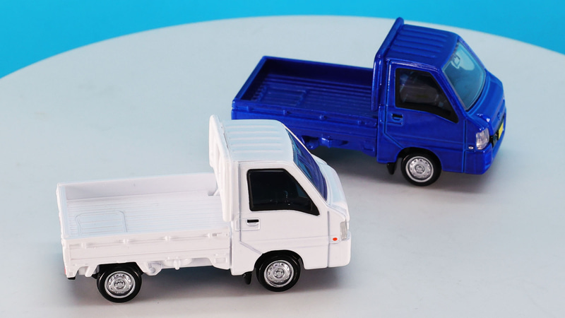 かわいさも感じるサンバーのフロントフェイス