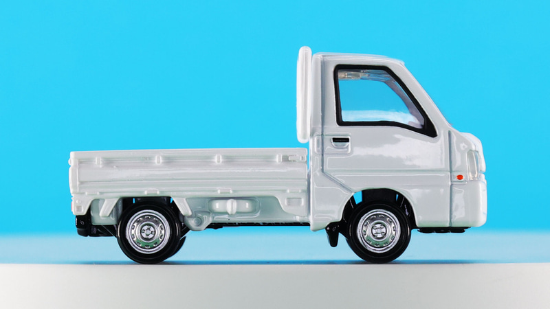 フロントタイヤの後ろには泥除けのマッドフラップが再現されています