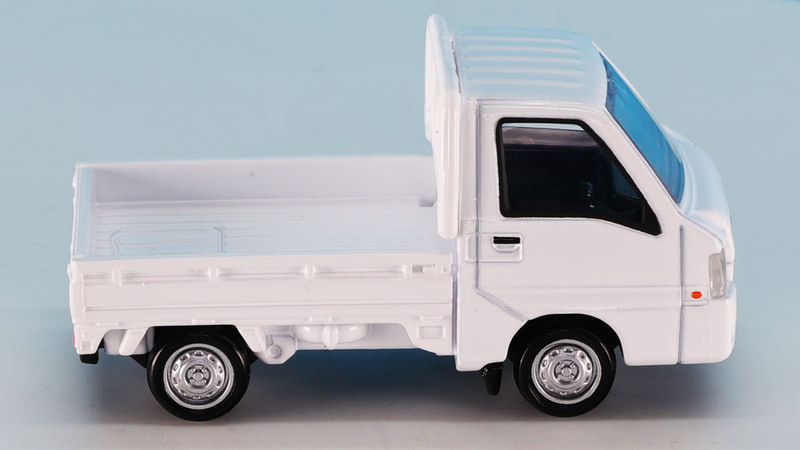 窓枠やドアノブもブラックで塗装されています