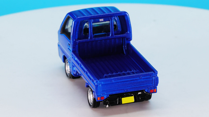 キャビン後部にあるカーゴガードもきっちり再現しています