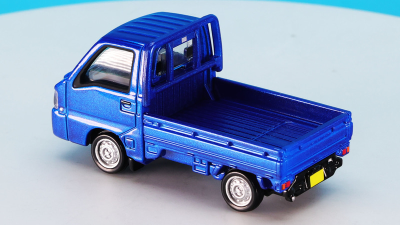 ヘッドライトは大きなクリアーパーツでバルブのようなディテールもあってすばらしい！