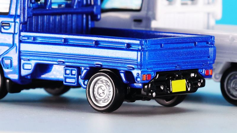 リアの灯火類も細かい塗り分けで再現されています