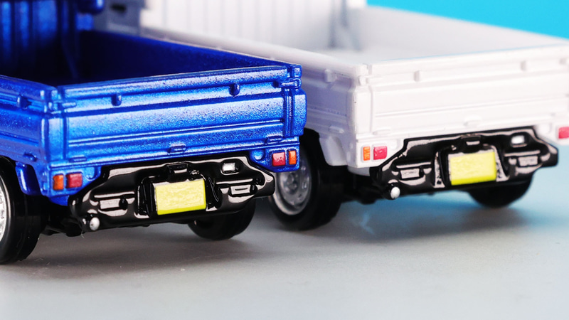 リアの灯火類も細かい塗り分けで再現されています