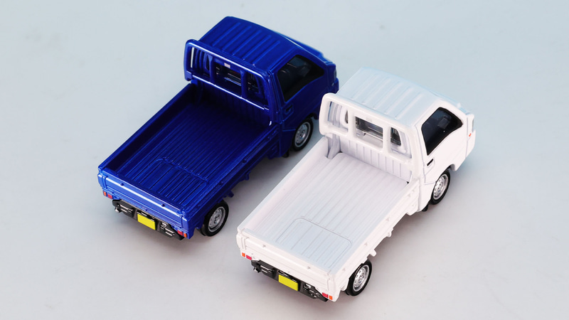 荷台にはエンジンフードもモールドされています