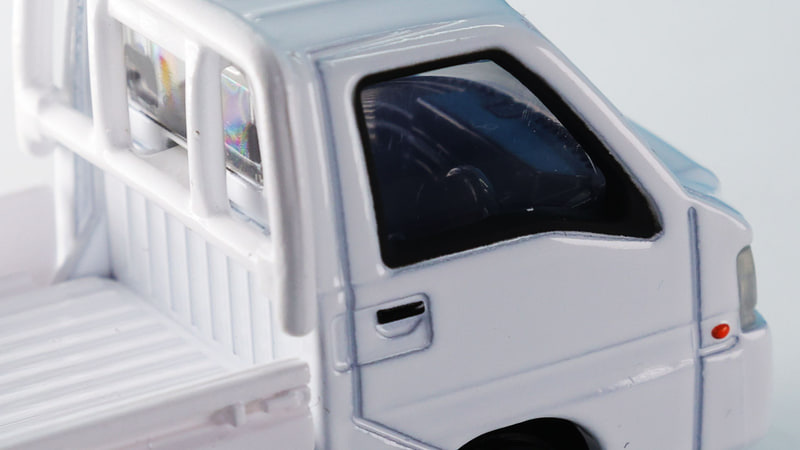 荷台下、車体左のバッテリーボックスも再現しています