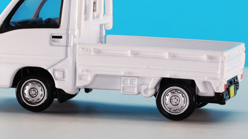 荷台下、車体左のバッテリーボックスも再現しています