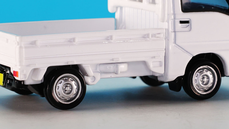 荷台下、車体右にはスペアータイヤがモールドされています