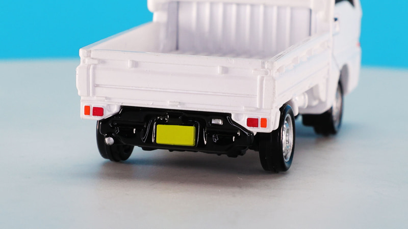 ホワイトのフロントのナンバープレート部はベースがホワイトです