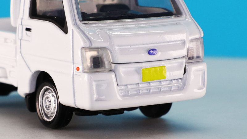 ホワイトのフロントのナンバープレート部はベースがホワイトです