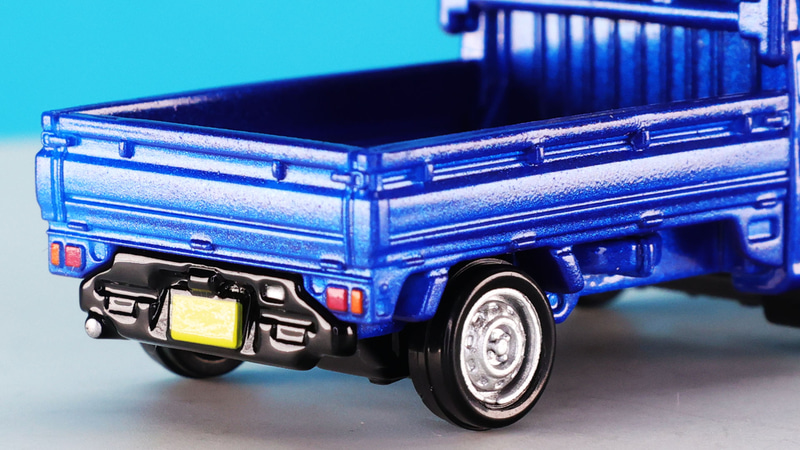荷台を開く（トミカプレミアムでは開きません）レバーやヒンジ、ロープをかけるフックもモールドされています