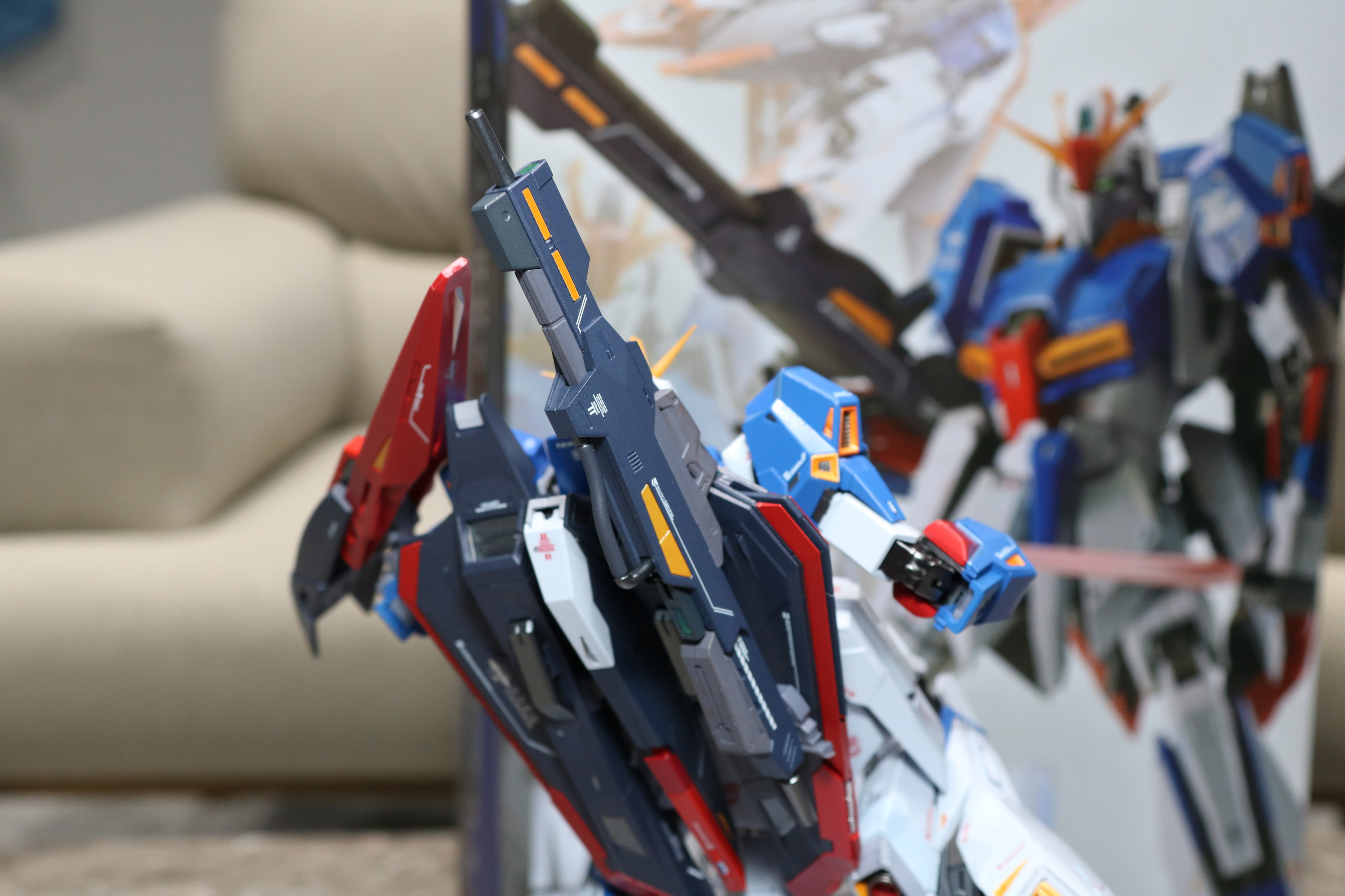 左右のフライングアーマーにジョイントが仕込まれ、展開することでビーム・ライフルを背負った状態にすることができる<br />※画像は試作品を使用しています