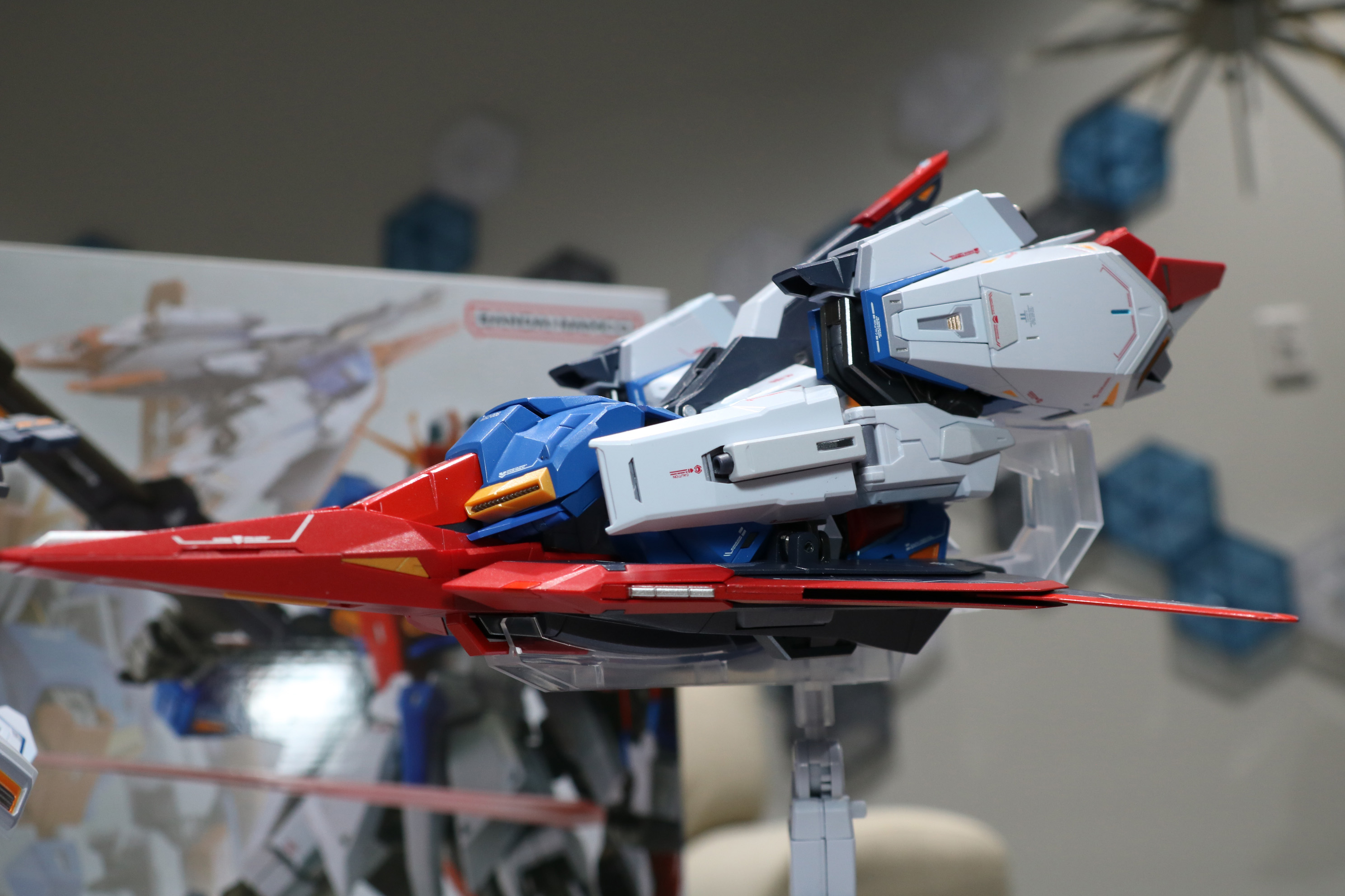 横から見ると底面が曲線を描くシルエットとなっている<br />※画像は試作品を使用しています