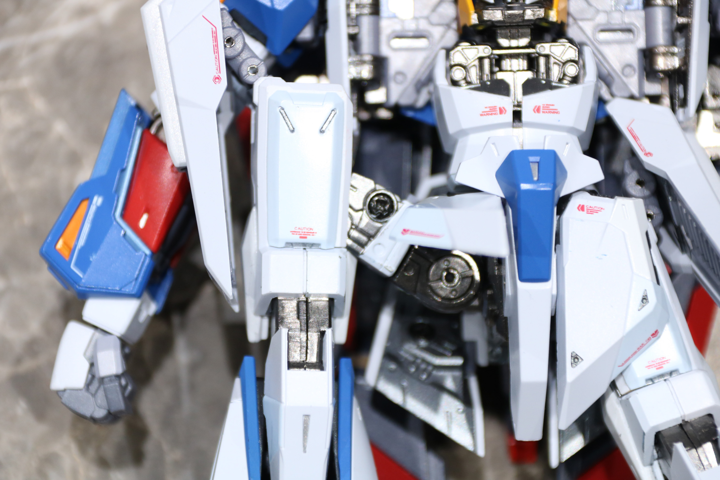 腰パーツの位置を変えず、脚部が大きく展開する変形可動を備えている<br />※画像は試作品を使用しています