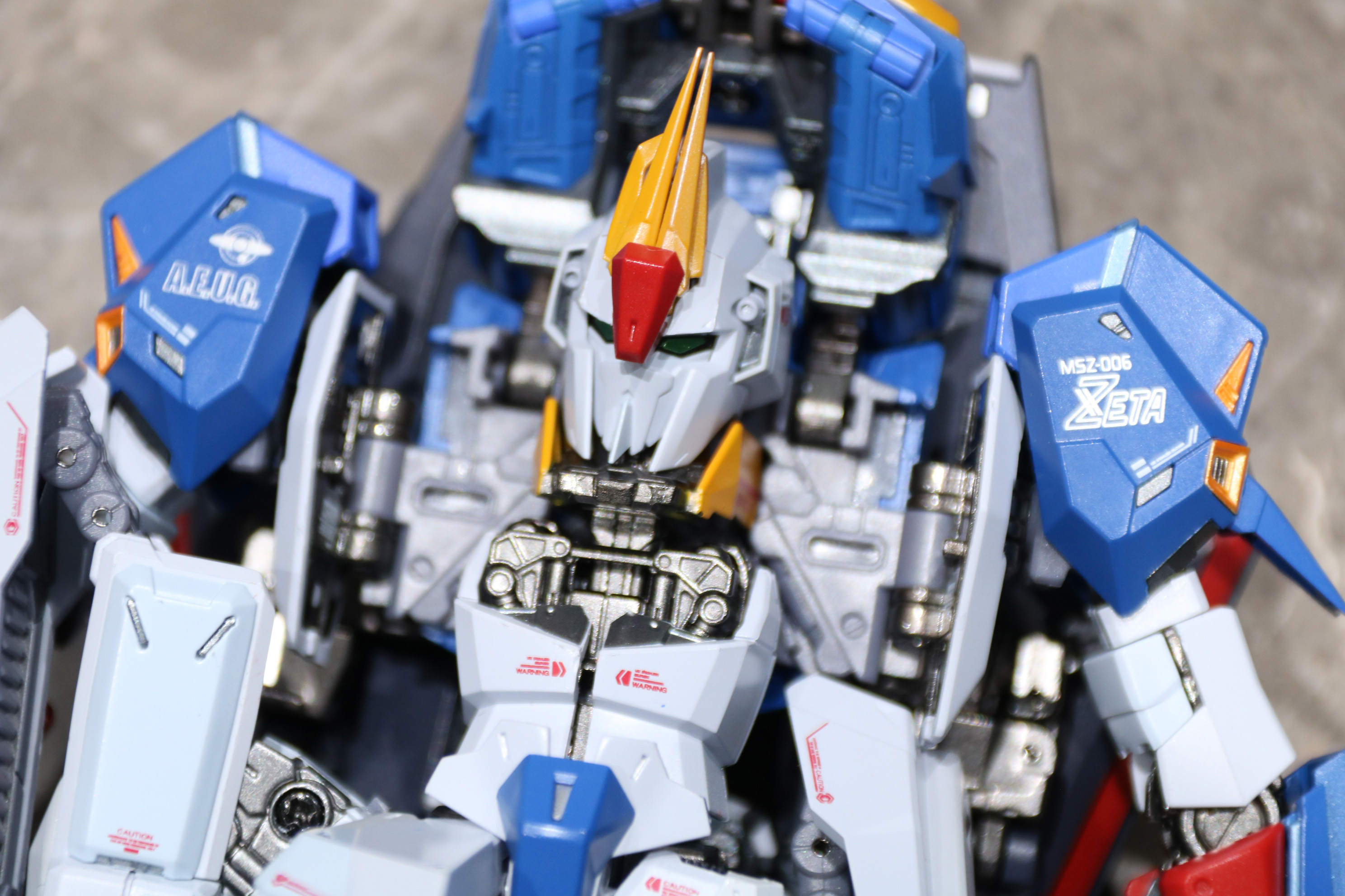 腕部が斜めに下がることで内部のスペースを確保し頭部を収納することができる<br />※画像は試作品を使用しています