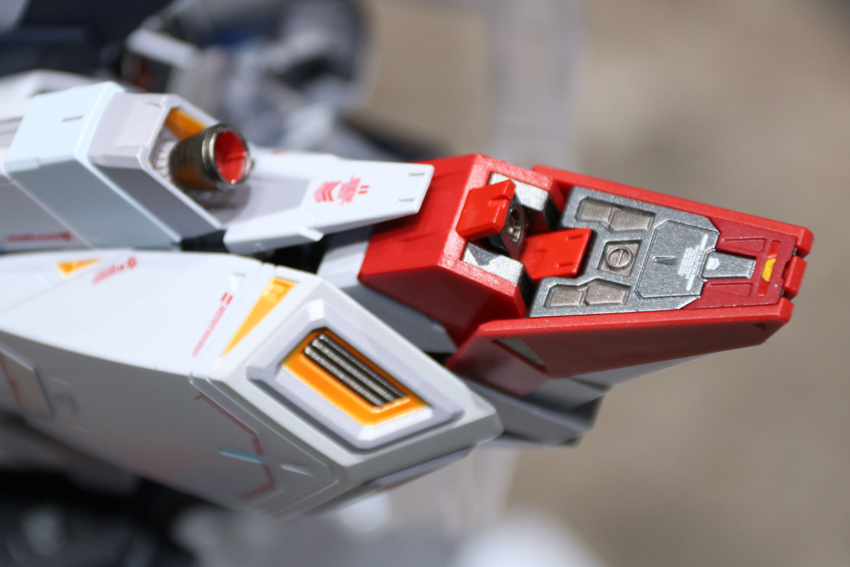 足裏の彩色やディテールの作りこみ。踵のノズル展開ギミックでこれまでにない造形を実現<br />※画像は試作品を使用しています