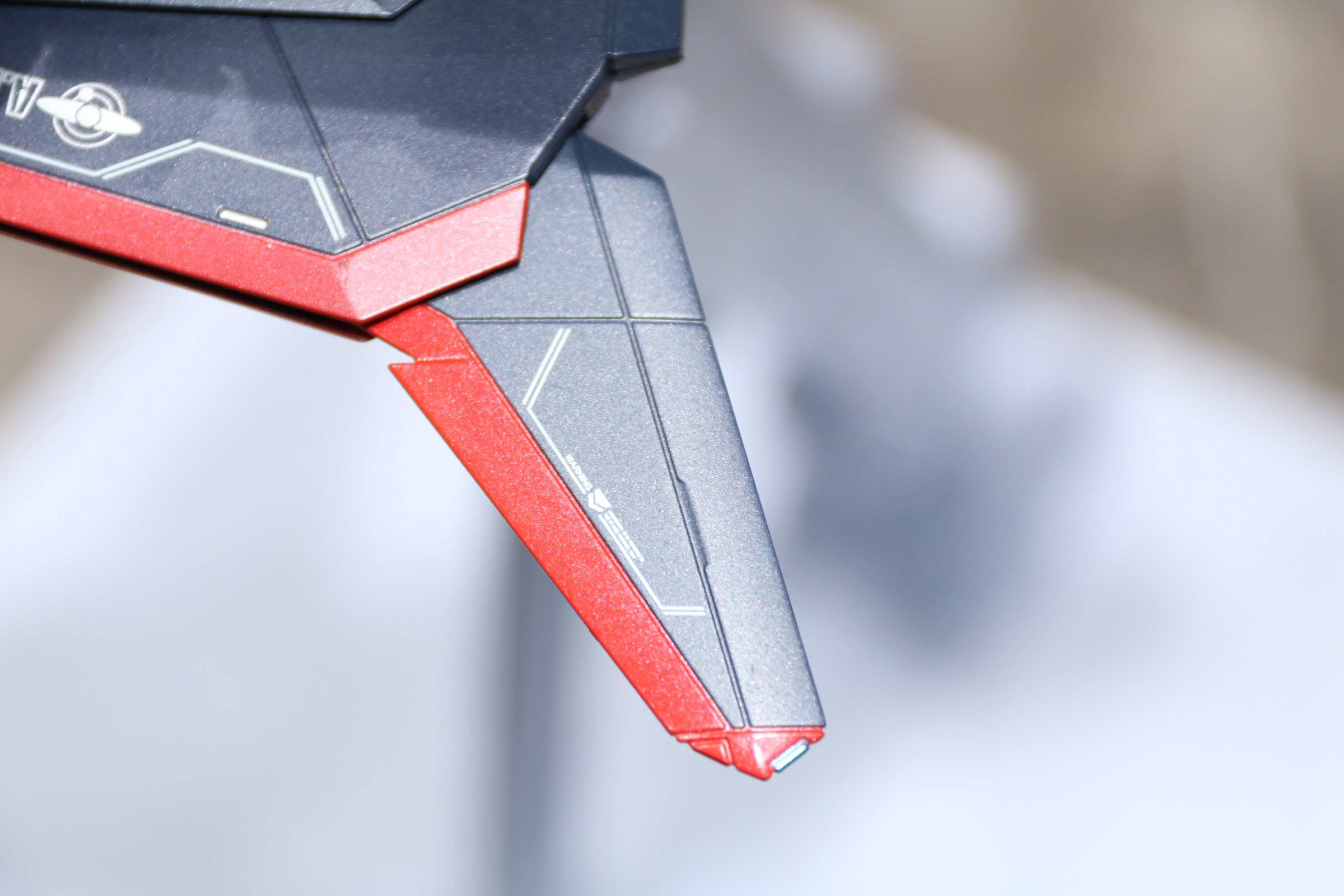 現実の航空機同様に右が赤、左が緑の翼端灯の色分けがされている<br />※画像は試作品を使用しています