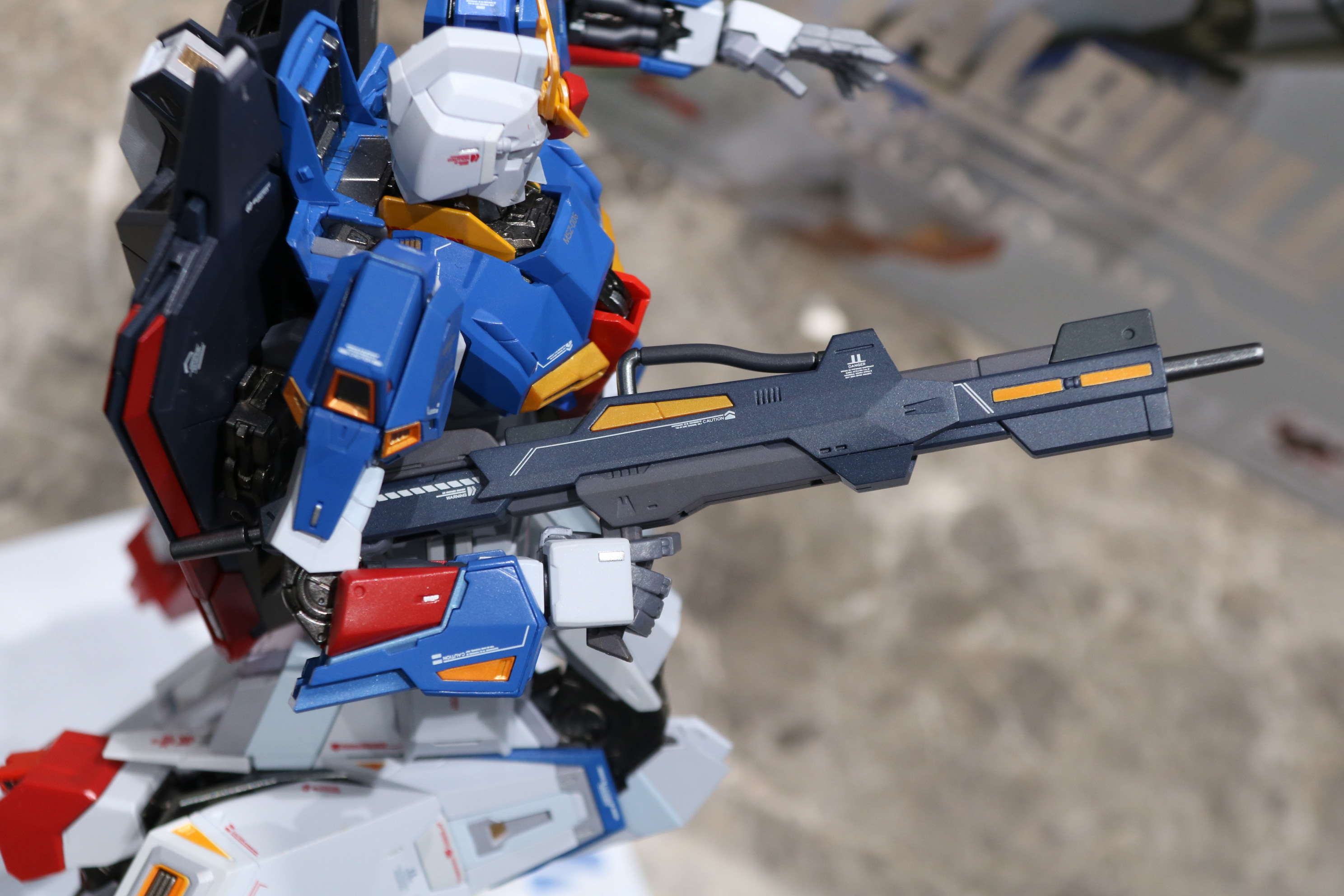 銃身や銃床（ストック）を縮めたコンパクトな造形にもできるビームライフル<br />※画像は試作品を使用しています