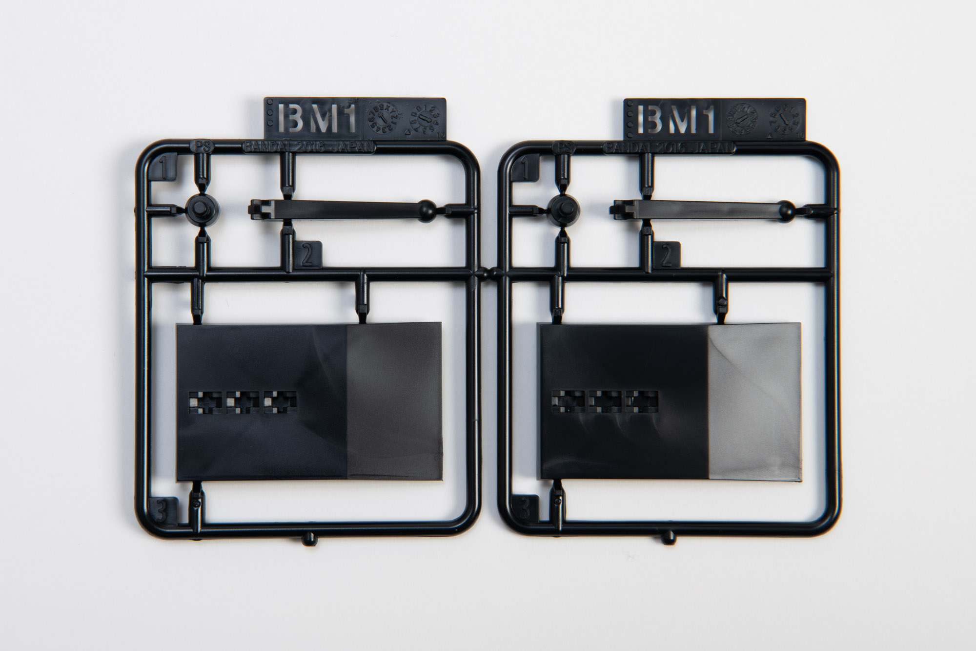 台座パーツ。自由度の高い角度で飾れるようになっている。