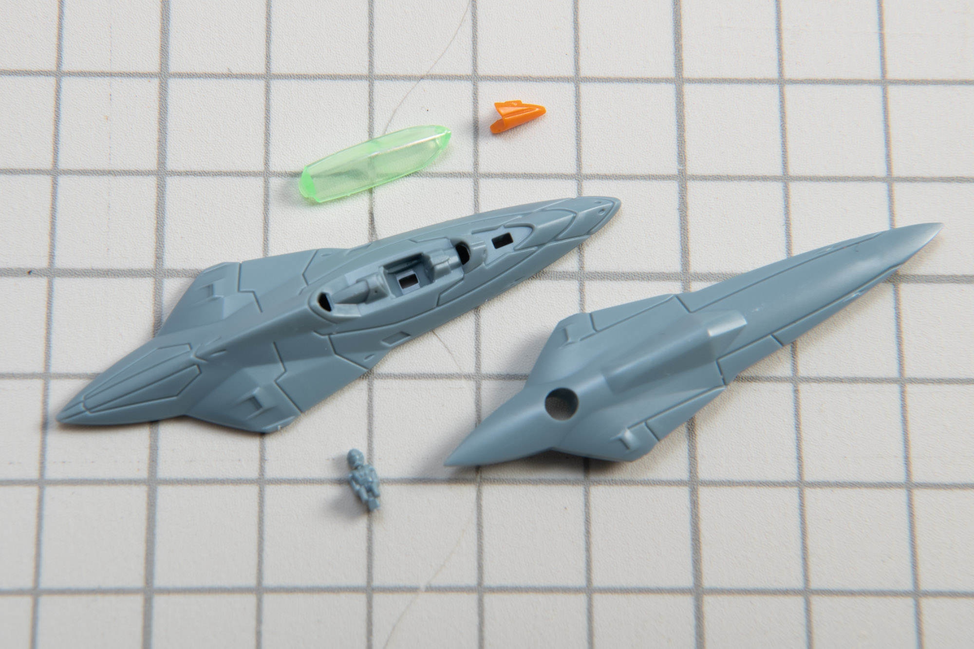 コックピットパーツ。パイロットや座席部分も再現されていて、作りが細かい。