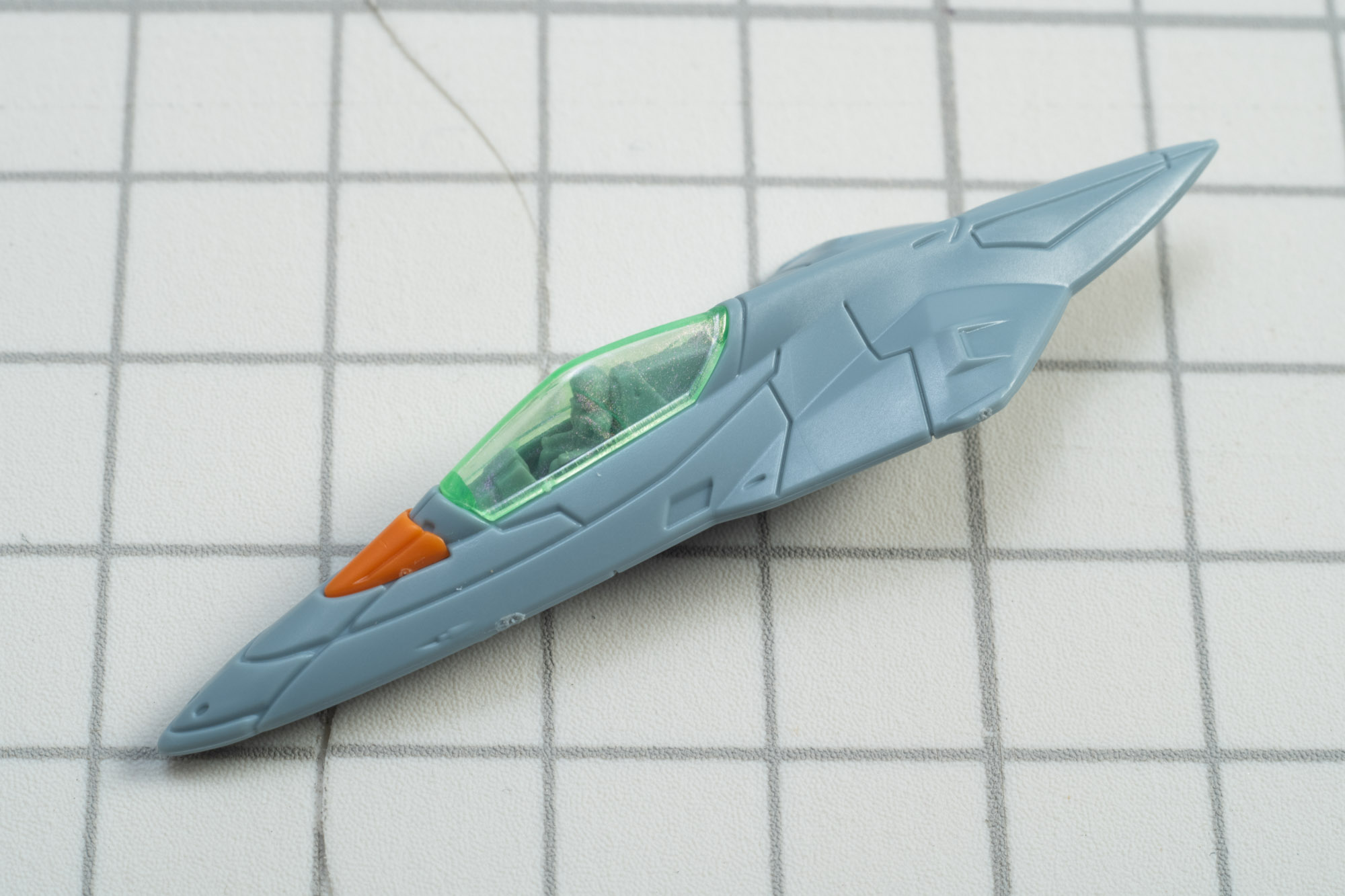 鋭い形でオレンジ色のワンポイントが効いている。キャノピー部は極薄偏光成形を採用！透けていて中まで見えるようになっている！