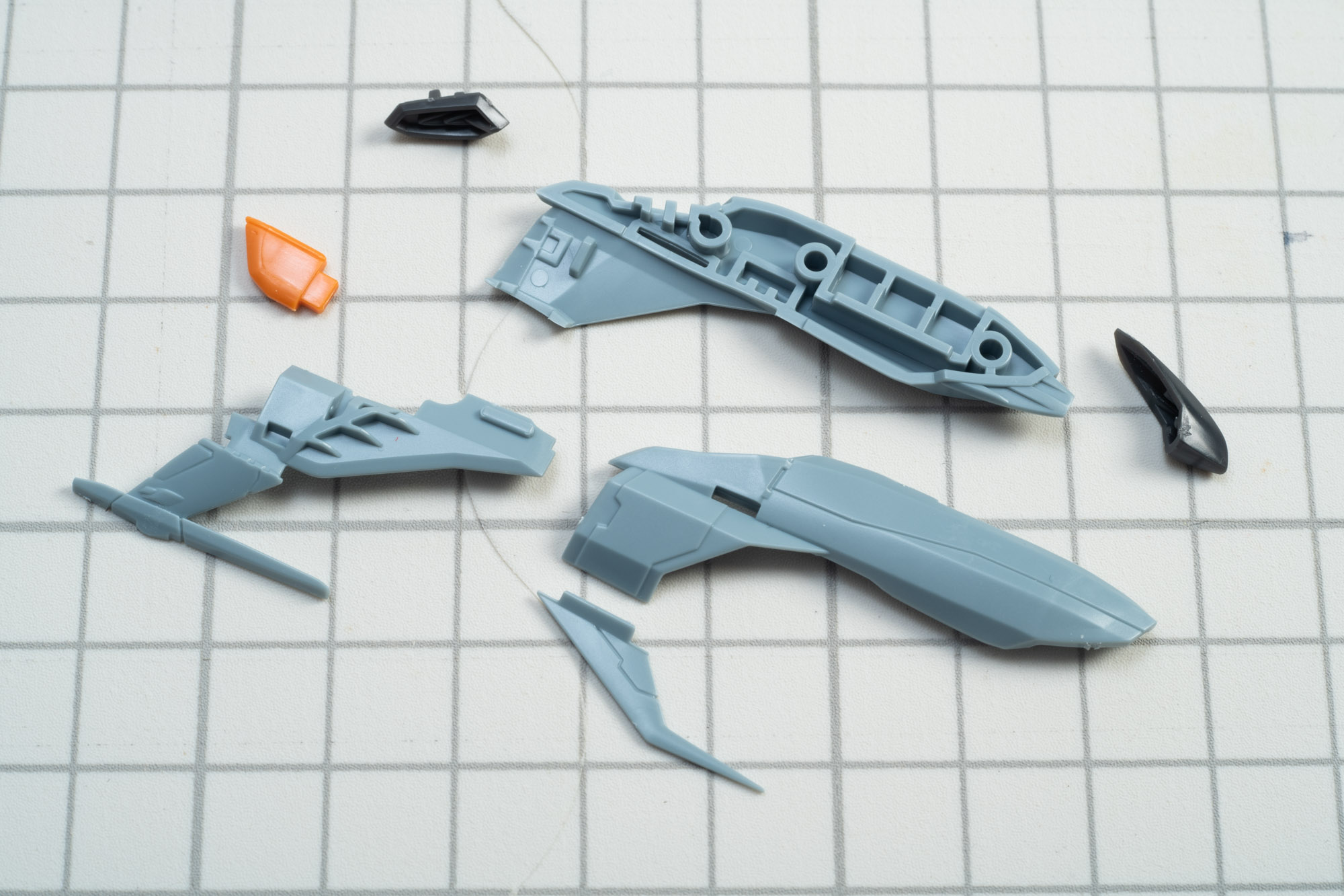 主翼左側。細かいパーツが多く先を折らないように注意したい。