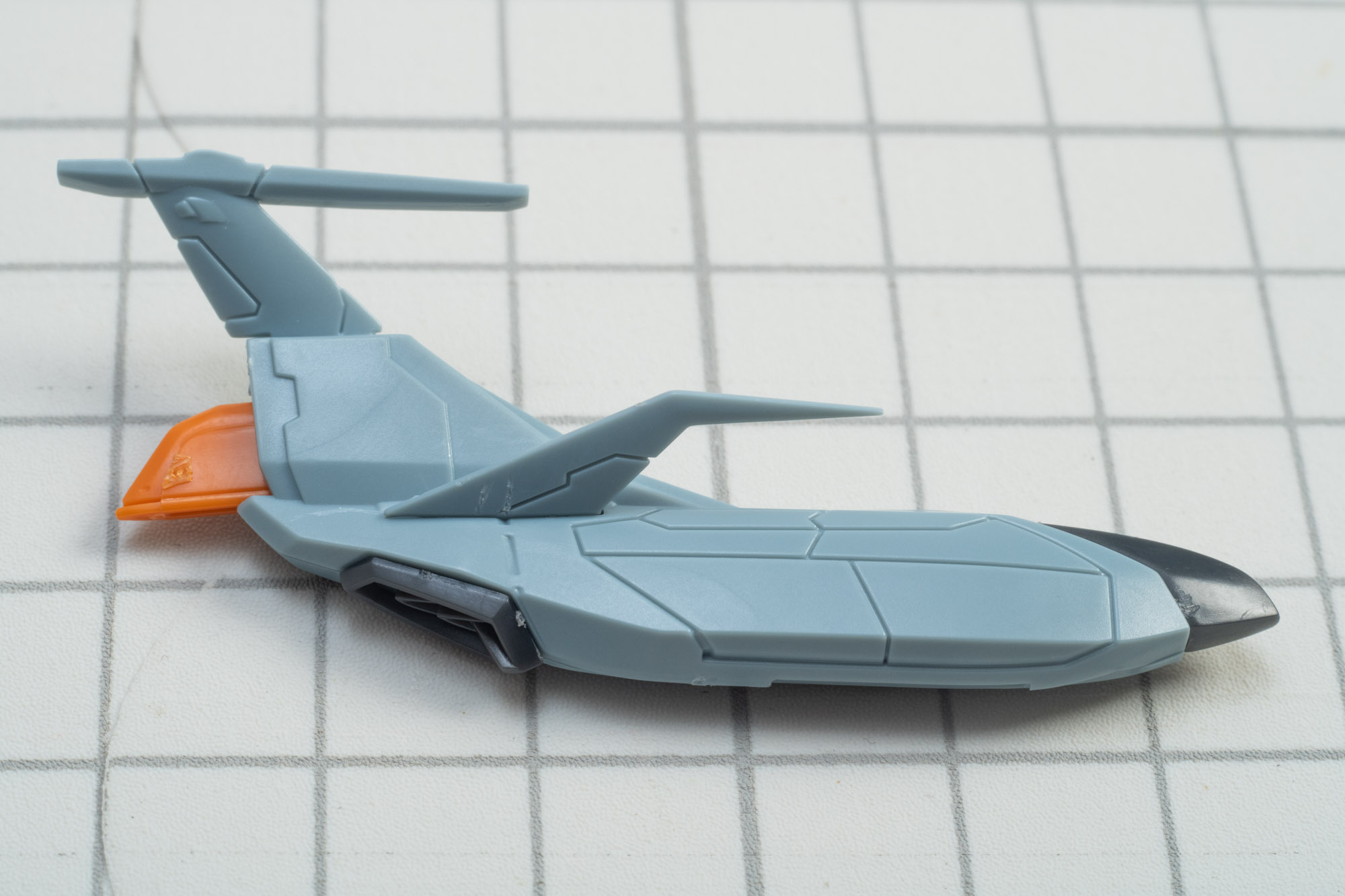 先の尖ったパーツを折らないよう、繊細な作業が必要なポイントだ。