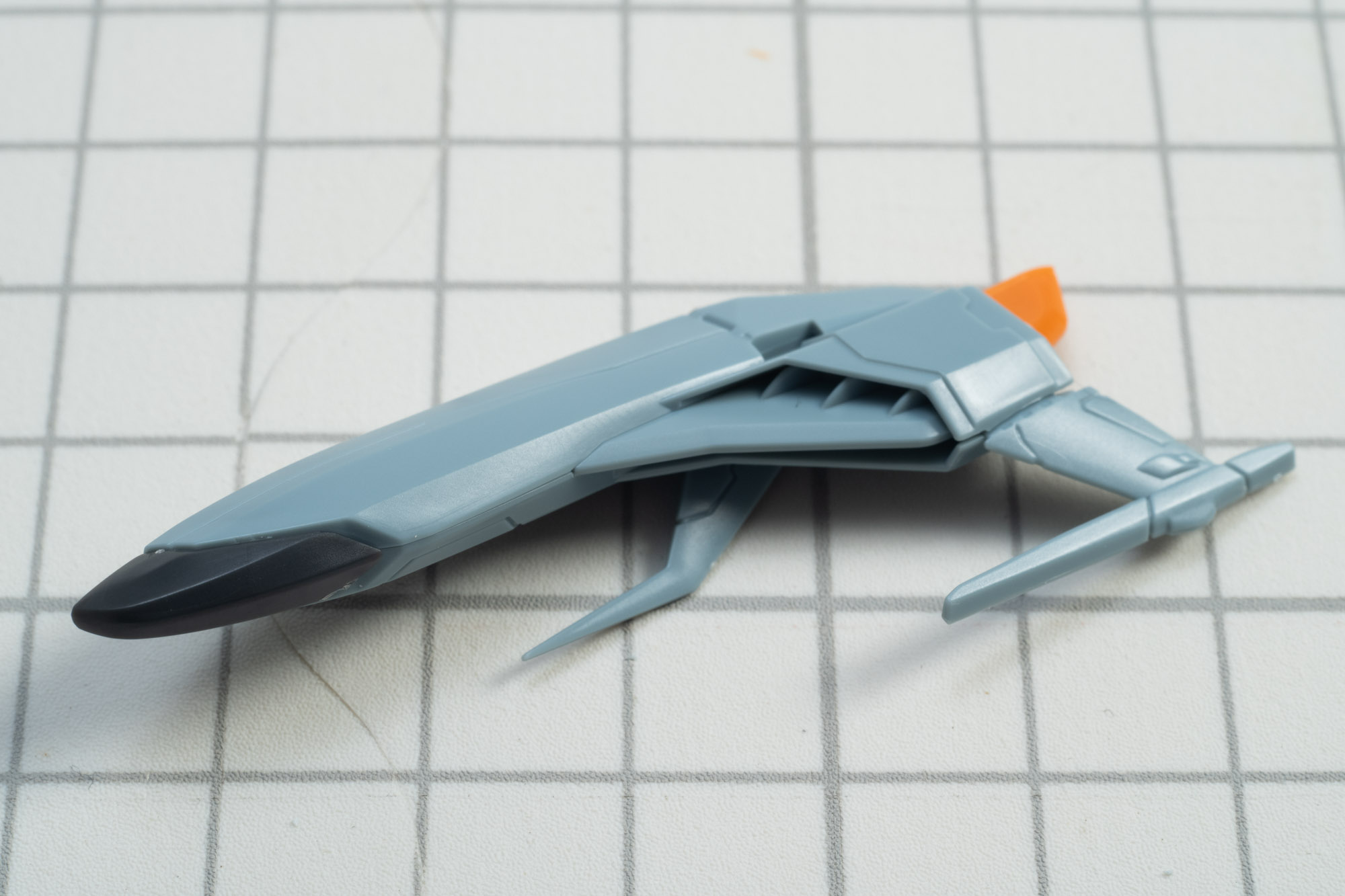 主翼先端の細い箇所も繊細な作りになっているので注意するポイントだ。肉厚な翼となっている。