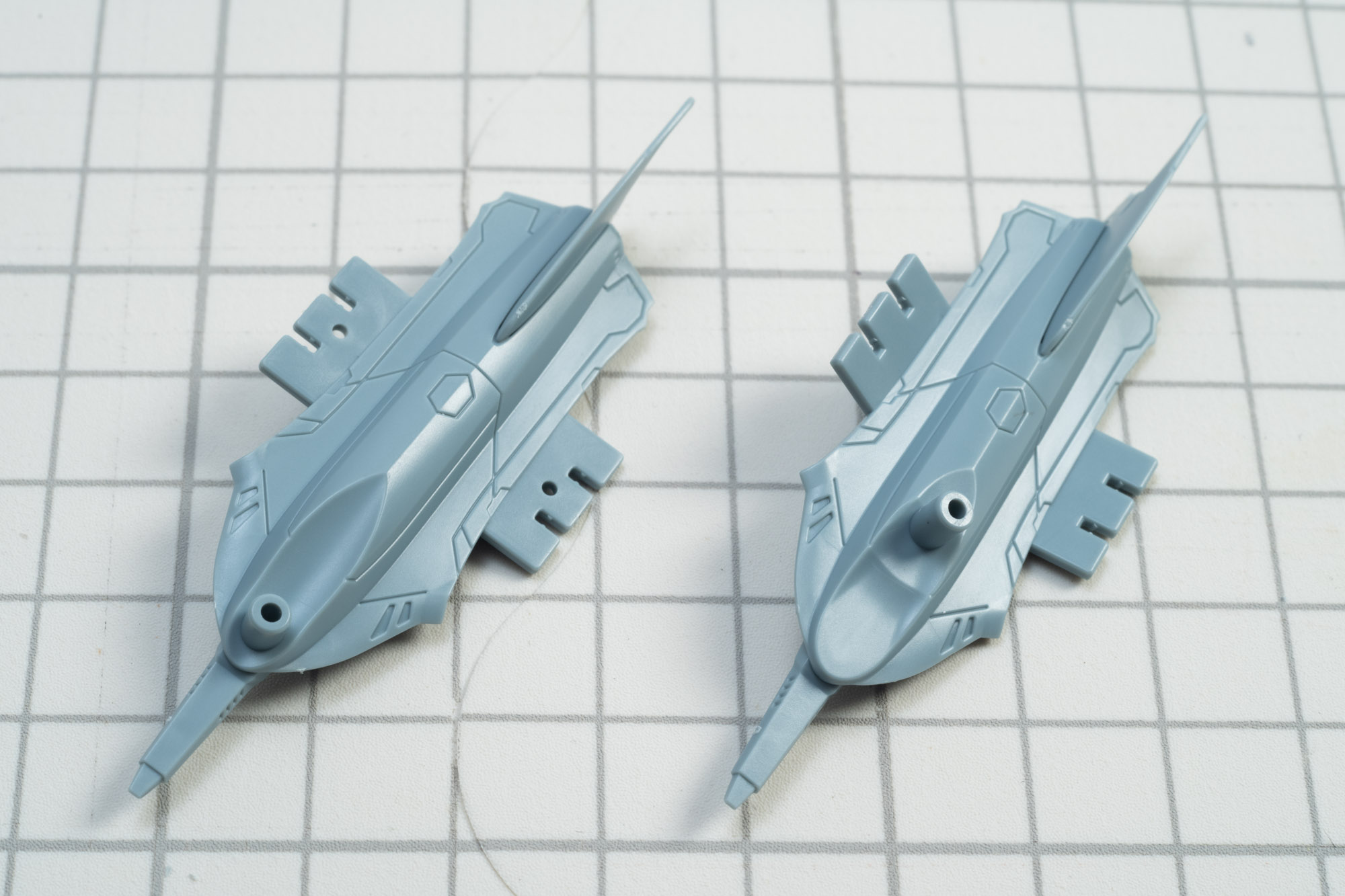 左が通常戦闘モード、右が高機動モードのボディとなっている。