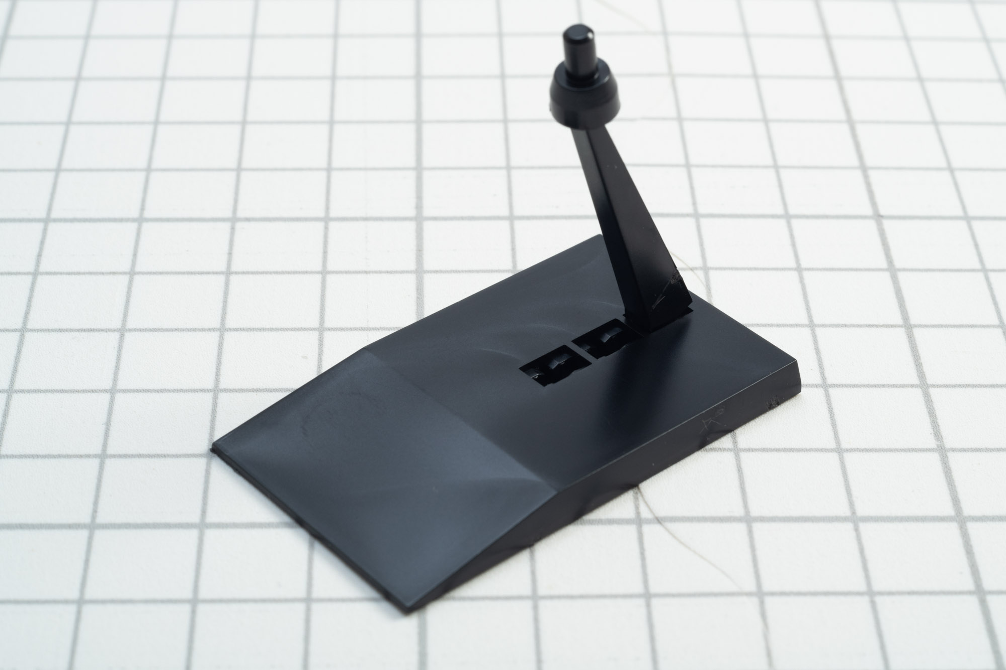 台座を作成。機体を刺す部分がボール関節になっているので向きを自由に変えられるようになっている。