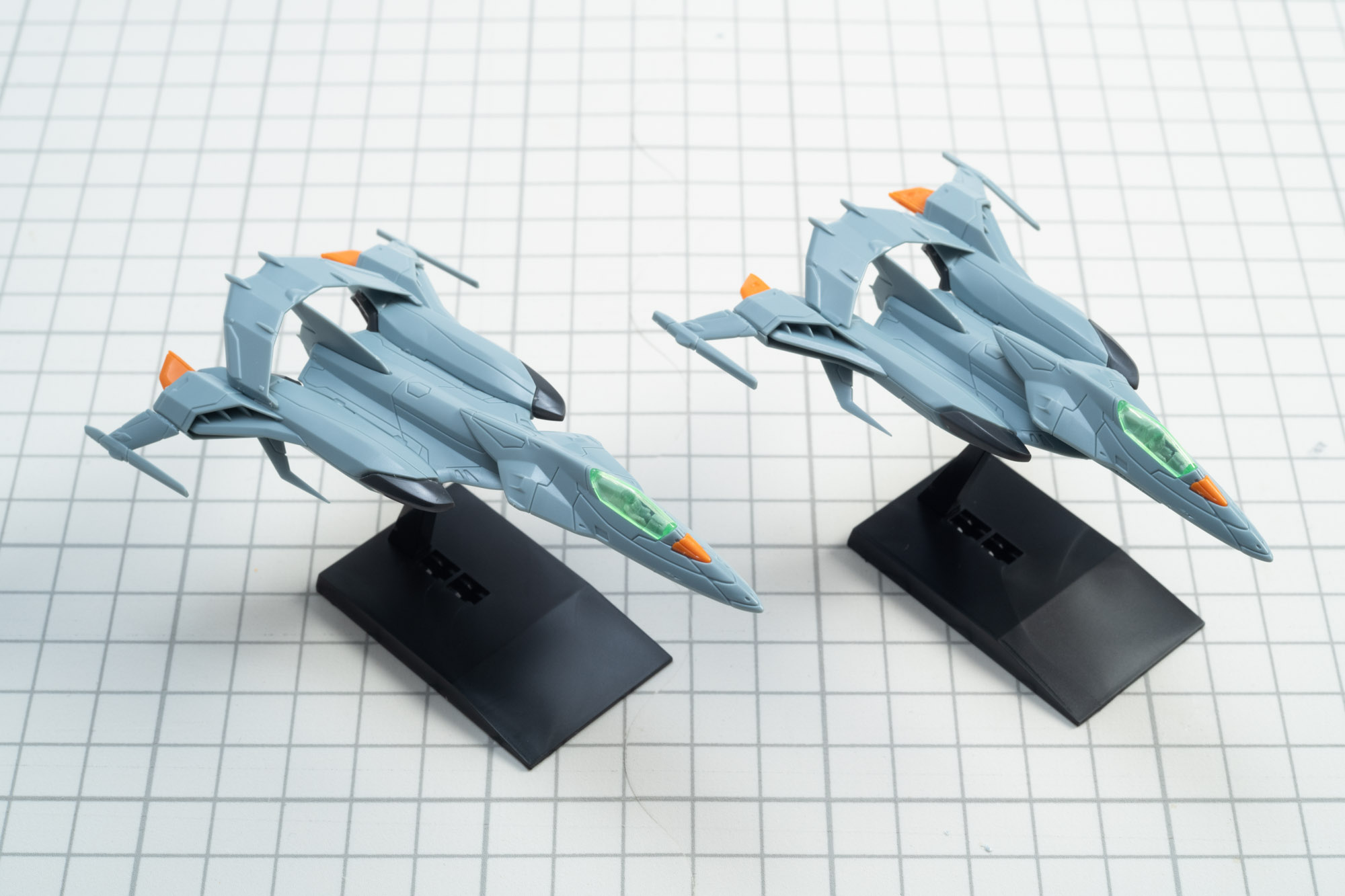 台座に設置して2機を並べてみると、機首部分の長さがかなり変わる。