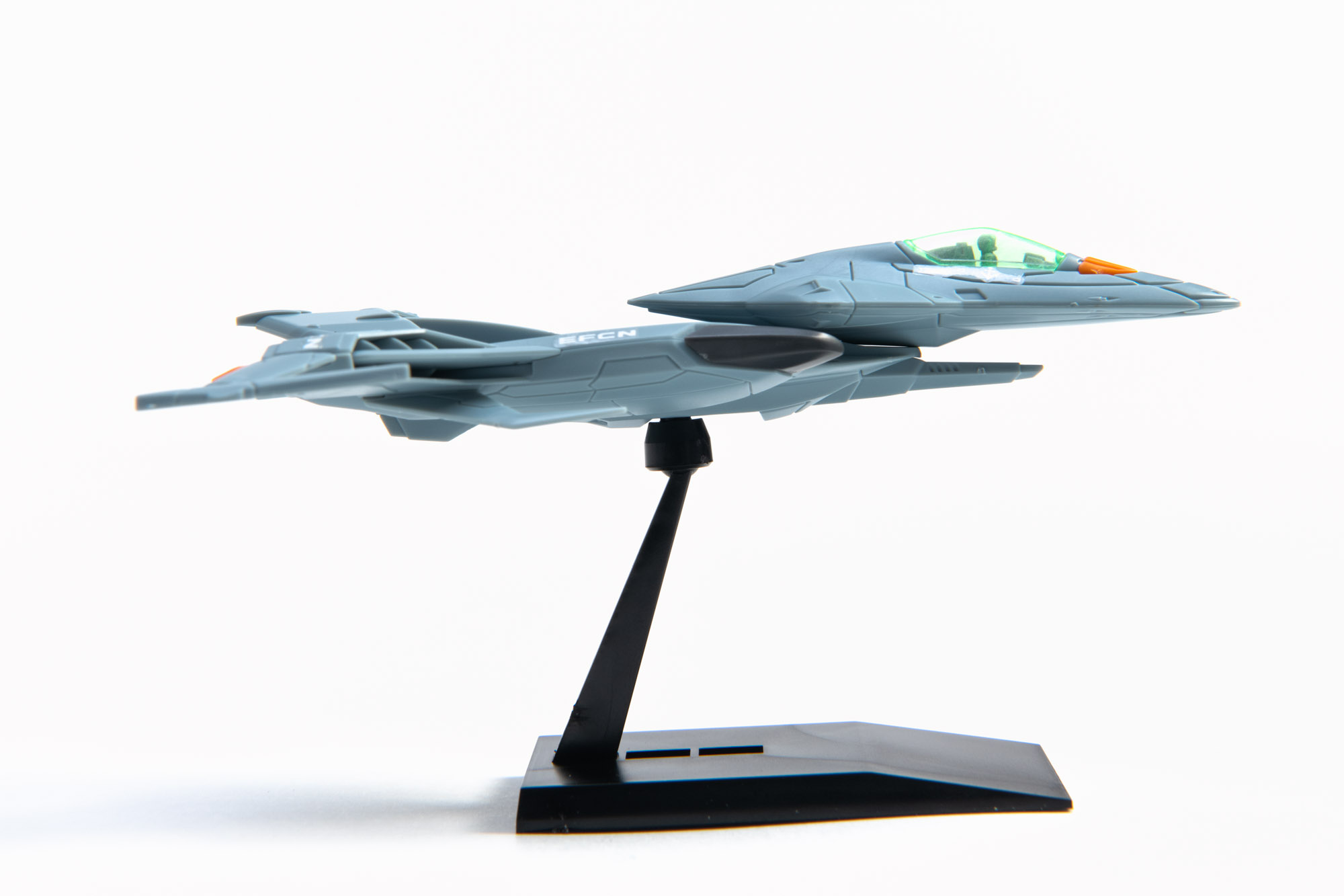 コスモパイソン高機動モードの全景。全長が短くコンパクトになるだけでもかなりビジュアルが変わる。