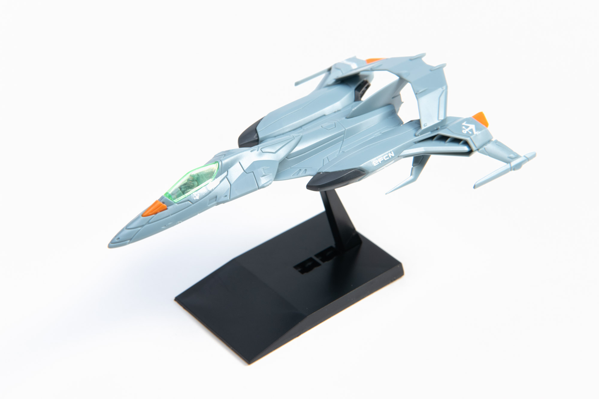 まずはコスモパイソン通常戦闘モードの全景。水転写式デカールのおかげで完成度が上がっている。