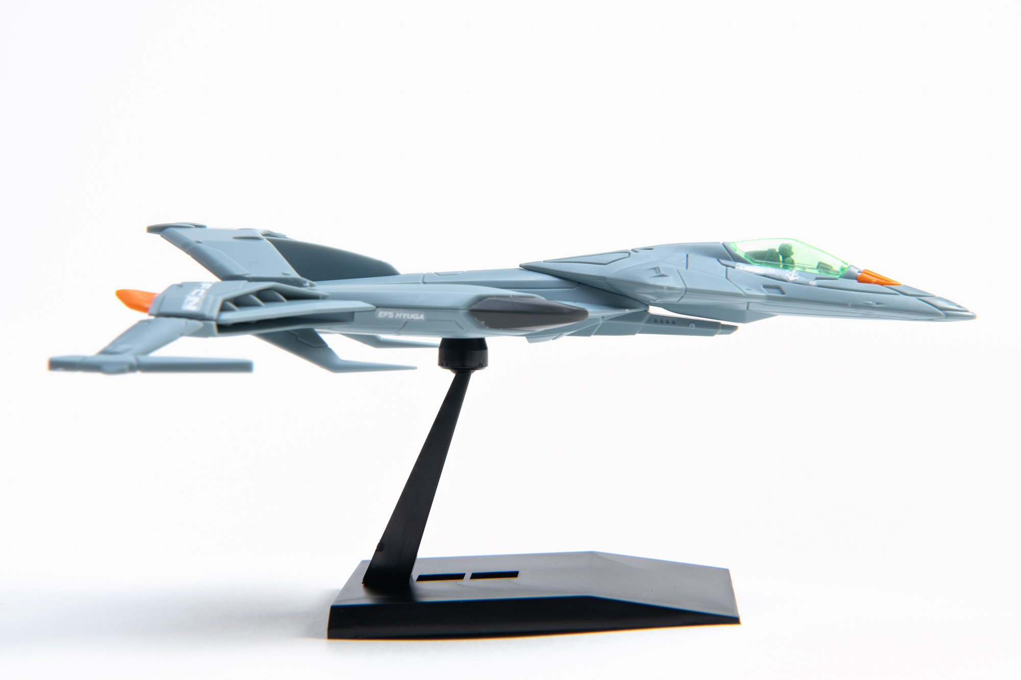 まずはコスモパイソン通常戦闘モードの全景。水転写式デカールのおかげで完成度が上がっている。