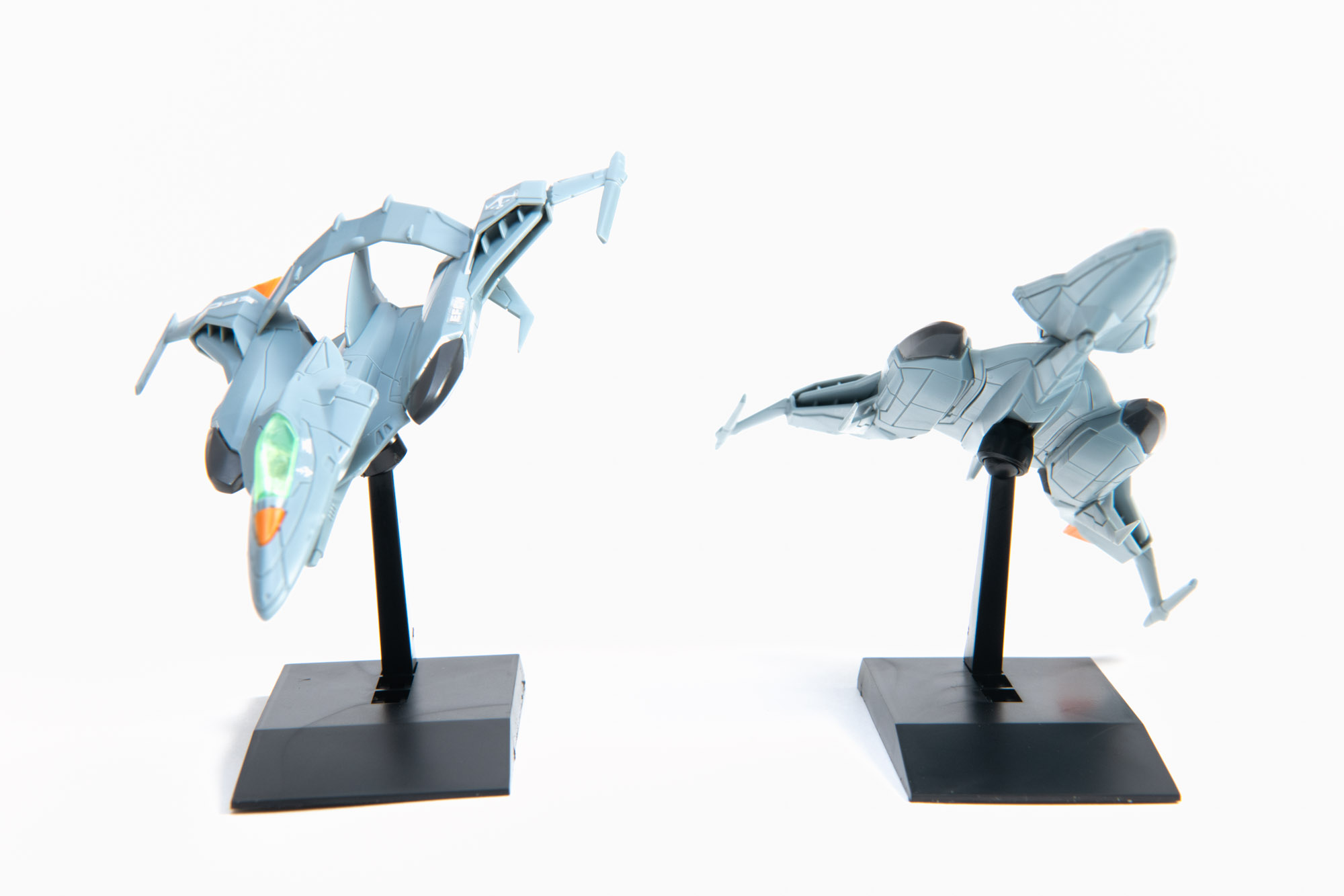 スタンドのボールジョイントで自在なディスプレイも可能になっている。